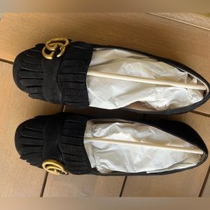 Gucci marmont flats. Very good condition,suede leather with gold logo. Size 7.5